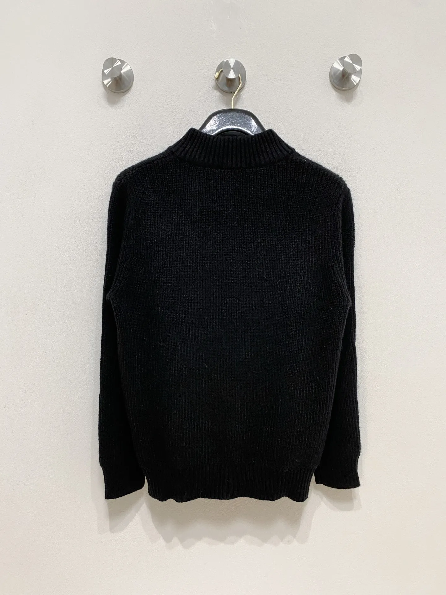 🅿️540 LV autumn and winter classic cardigan sweater, in full condition! ! ! Wool blended fabric, the latest model in 2025, golden ratio! ! Slim-fitting soft gold, versatile and practical item, the combination and practicality are extremely powerful, simple and elegant, and classy! To create your own style, it is highly recommended to buy it in two colors. The standard slim fit tailoring process is suitable for both young and old men. It is knitted from wool and will not cause any discomfort! While keeping warm, it is stylish, textured and wearable, and the classic logo with contrasting colors on the chest feels in place! ! Recommended for regular customers! ! Size M-3XL (maximum wear: 190 pounds)